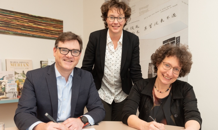 Mathijs Suidman Susan Breeusma En Lily Knibbeler Tekenen Nieuwe Overeenkomst