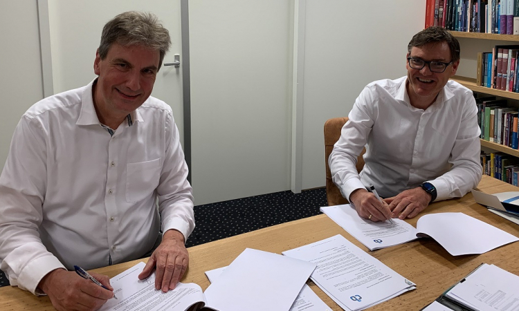 Ondertekening CB en Amsterdam University Press