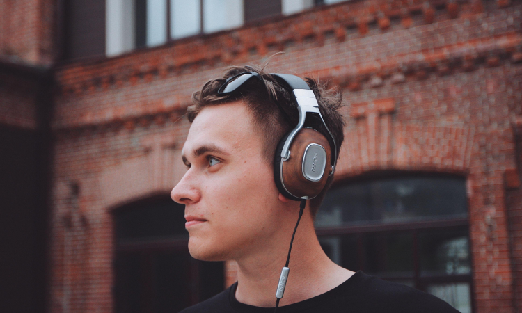 Man luistert audioboek