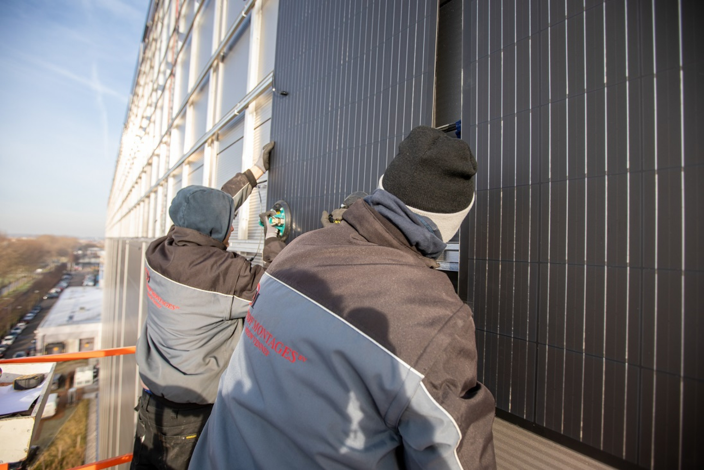 CB voorziet gevel magazijn van zonnepanelen